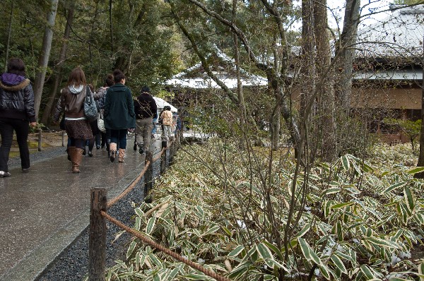 金閣寺を離れ鉄道に-1
