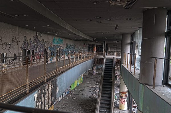 ホテル　ラ･レインボー　其の参　エスカレーターホール-4